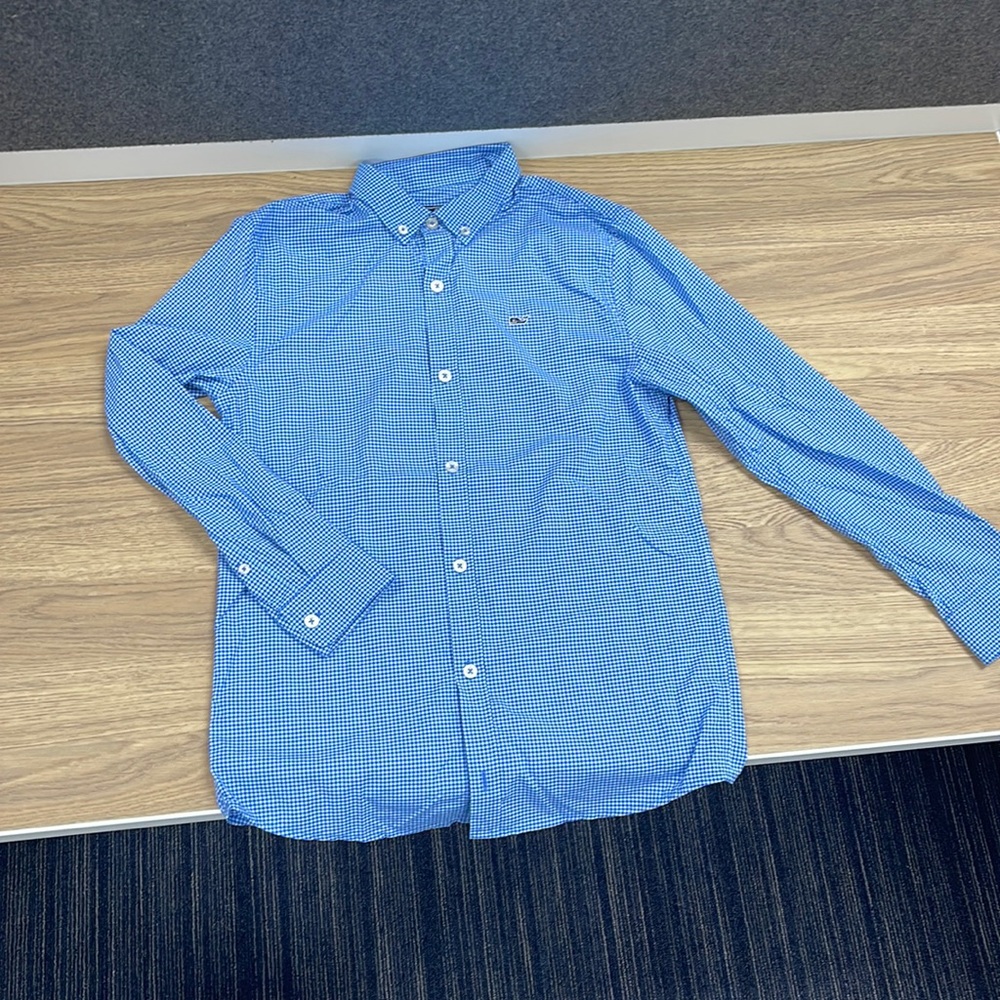 NEVER WORN! Vineyard Vines boys button down. Size: M